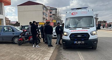 Motosiklet ile otomobil çarpıştı: 1 yaralı