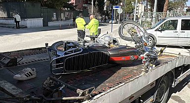 Motosiklet kavşağa kontrolsüz girerek otomobile çarptı: 1'i ağır 2 yaralı