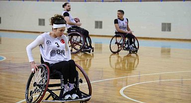 Motosiklet kazasında engelli kalan genç kız, hayata basketbolla tutundu