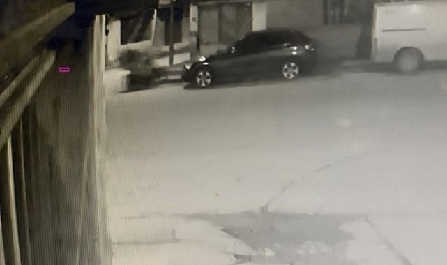 Motosiklet önce yayaya ardından duvara çarptı: 3 yaralı