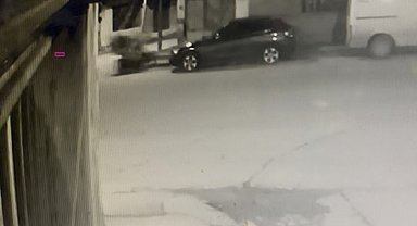 Motosiklet önce yayaya ardından duvara çarptı: 3 yaralı