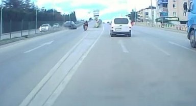 Motosiklete çarpmamak için direksiyonu kırdı, otomobil refüje çarptı