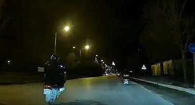 Motosikletinin önünü kaldırarak seyreden sürücü trafiği tehlikeye attı