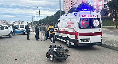 Motosikletle otomobil çarpıştı: 2 yaralı