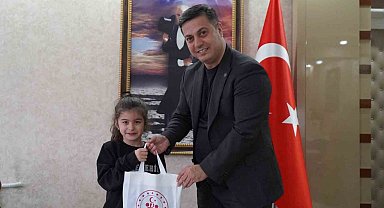 Müdür Öztürk'ten minik satranççı Deniz Erol'a övgü