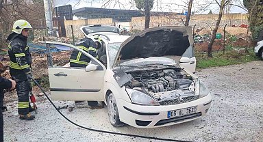 Muğla'da park halindeki otomobil alev aldı