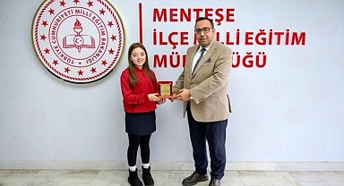 Muğlalı Azra, İstiklal Marşı'nı Güzel Okuma Yarışması'nda Türkiye birincisi oldu