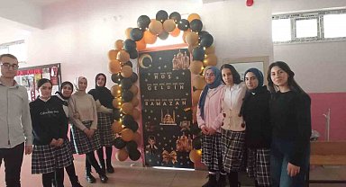 Muradiye'de Ramazan coşkusu kapılara yansıdı