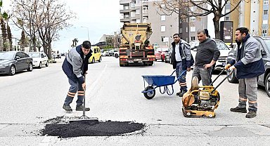 Muratpaşa'da yollar onarılıyor