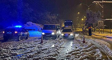 Muş-Bingöl kara yolunda mahsur kalan 40 araçtaki yaklaşık 80 kişi kurtarıldı