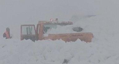 Muş-Kulp kara yolunda iş makinesinin üzerine çığ düştü