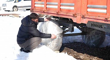 Muş'ta çiftçiler tarım araçlarını kış şartlarına karşı koruyor