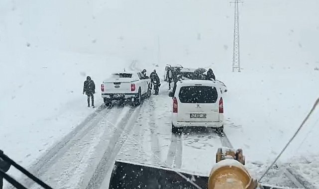 Muş'ta fırtına nedeniyle mahsur kalan 3 araç kurtarıldı