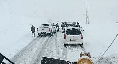 Muş'ta fırtına nedeniyle mahsur kalan 3 araç kurtarıldı