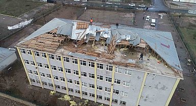 Muş'ta fırtına okul çatısını uçurdu: Eğitime ara verildi