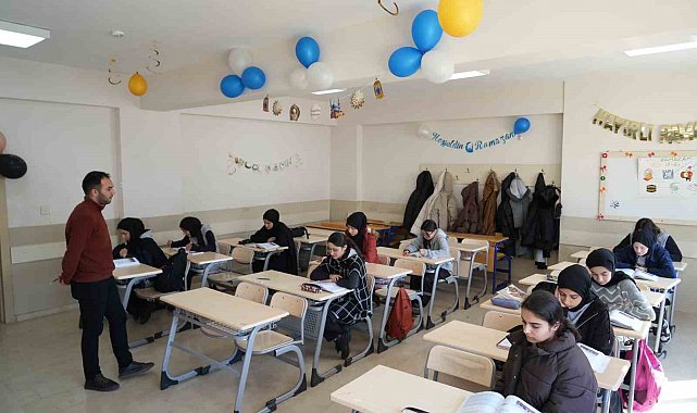 Muş'ta öğrencilerden Ramazan'a özel sınıf ve okul süslemesi