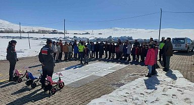 Muş'ta öğrencilere jandarmadan trafik ve güvenlik eğitimi