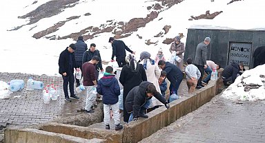 Muş'ta şebeke suyunda bakteri tespit edildi, vatandaşlar çeşmelere akın etti