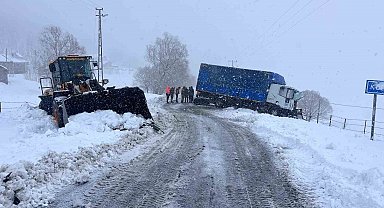 Muş'ta tır iş makinesine çarptı: 1 yaralı