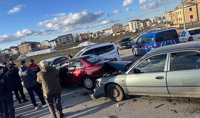 Muş'ta zincirleme kaza: 4 araç birbirine girdi