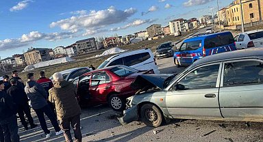 Muş'ta zincirleme kaza: 4 araç birbirine girdi