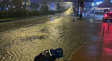 MUSKİ ekipleri gece boyunca tıkanan mazgalları açtı
