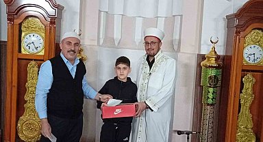 Namaza gelen çocuklar hediyeyle sevindirildi