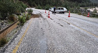 Namnam çayında su seviyesi yükseldi, yol çöktü