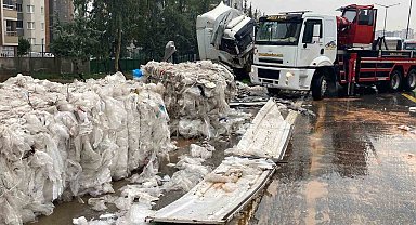 Naylon atık yüklü tır bariyerlere çarptı, otoyol çöplüğe döndü