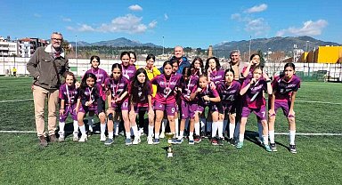 Nazilli Beşeylül Ortaokulu kız futbol takımı il şampiyonu oldu