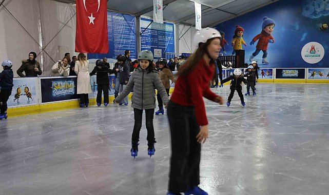Nevşehir'de mobil buz pateni pisti hizmete açıldı