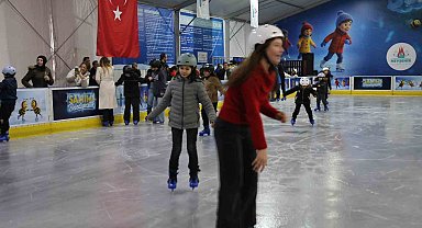 Nevşehir'de mobil buz pateni pisti hizmete açıldı