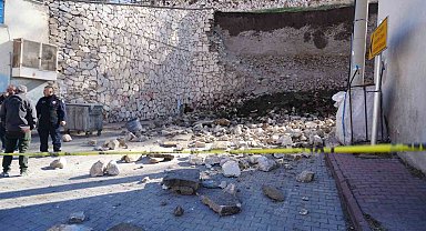 Niğde Kalesi'nde çöken istinat duvarının molozu kaldırılıyor