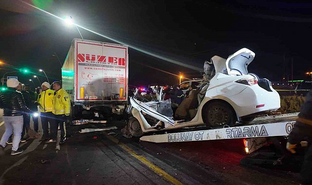 Niğde'de feci kaza: Tıra çarpan otomobilin sürücüsü hayatını kaybetti