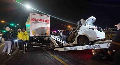 Niğde'de feci kaza: Tıra çarpan otomobilin sürücüsü hayatını kaybetti