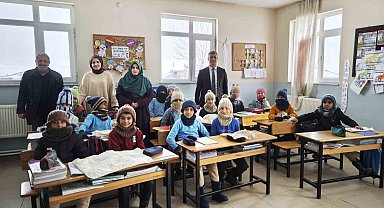 Niğdeli kadınlar Ahlatlı köy çocuklarının içini ısıttı