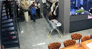 O anlar kamerada: Şefin Heimlich müdahalesi bebeği hayata bağladı