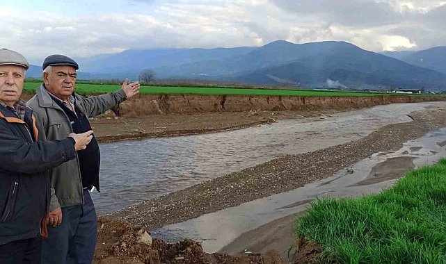 Ödemiş'te baraj tahliye suyu sel oldu, geçtiği tarlaları küçülttü