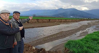 Ödemiş'te baraj tahliye suyu sel oldu, geçtiği tarlaları küçülttü