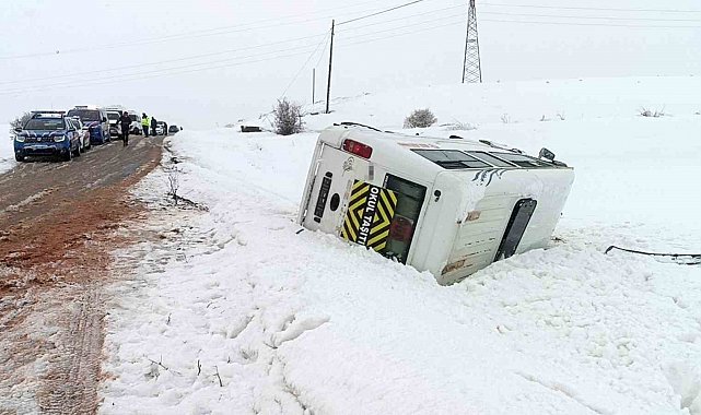 Öğrenci servisi devrildi: 10 yaralı