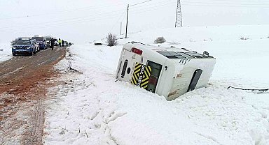 Öğrenci servisi devrildi: 10 yaralı