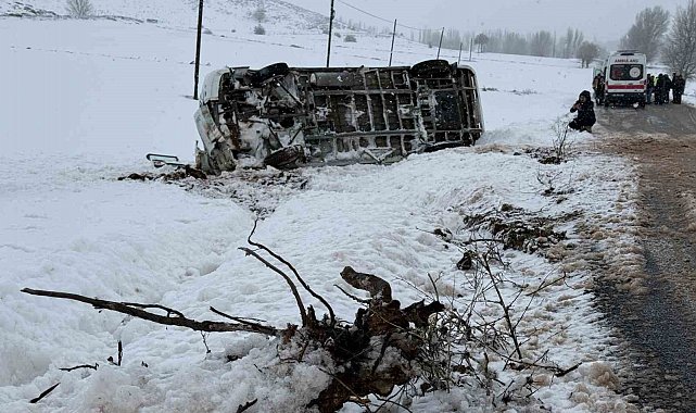 Öğrenci servisi devrildi: 14 yaralı