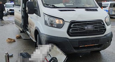 Öğrenci servisi ile çarpışan motokurye kaldırıldığı hastanede hayatını kaybetti