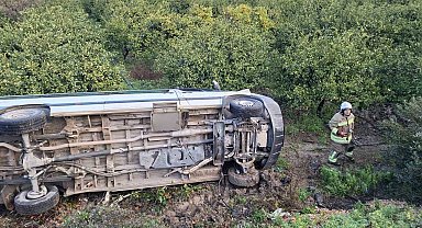 Öğrenci servisi narenciye bahçesine uçtu: 9 yaralı