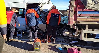 Öğrenci servisi tıra çarptı: 1 ölü, 7 yaralı