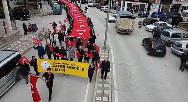 Öğrenciler 100 metrelik Türk bayrağıyla yürüdü