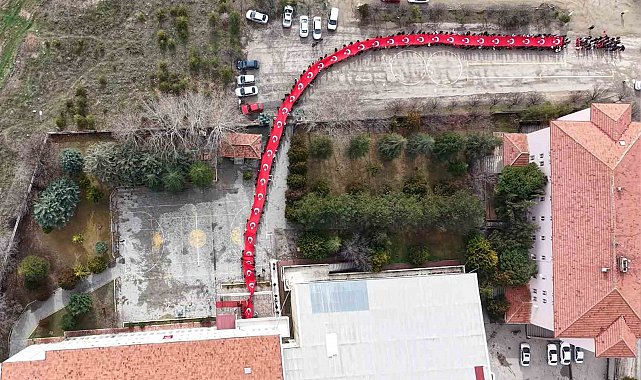 Öğrenciler, 150 metrelik dev Türk bayrağıyla okula giriş yaptı