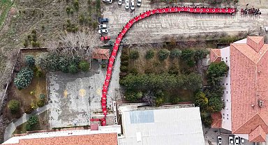 Öğrenciler, 150 metrelik dev Türk bayrağıyla okula giriş yaptı