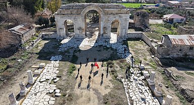 Öğrenciler Anvarza'da zeybek oynadı