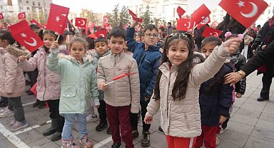 Öğrenciler ikinci döneme 'Bayrak Sevgisi' temasıyla başladı